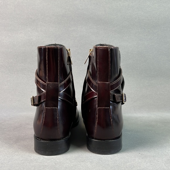 Burberry burgundy bootie size zip gold chain. Leather lining. Gently worn Size39 - Picture 3 of 14